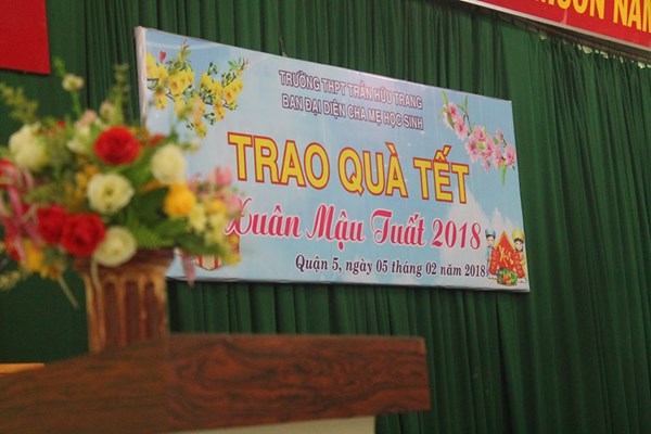 Hội Cha mẹ học sinh tặng quà tết cho học sinh ngoan-nghèo năm 2018